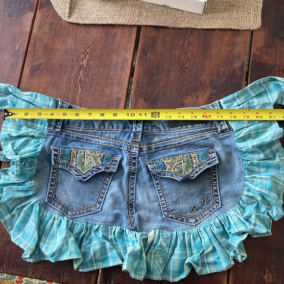 Adorable Homemade apron and oven mitt set - Picture 8 of 10